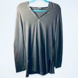 Kavio! Deep V neck tshirt with a large cowl hood. Gray. Size M.